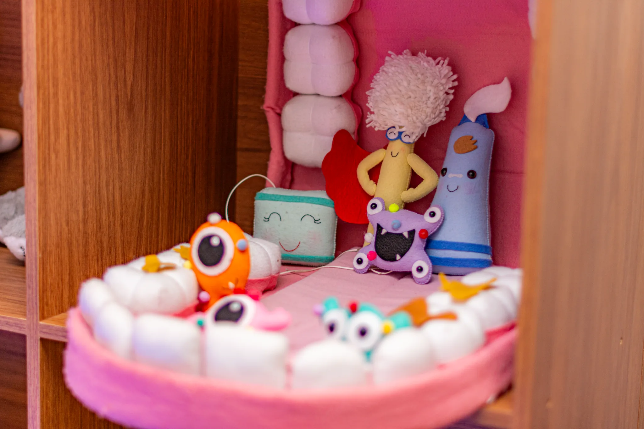 Espaço infantil do Centro Lyra, com brinquedos e cores que acolhem crianças e adultos